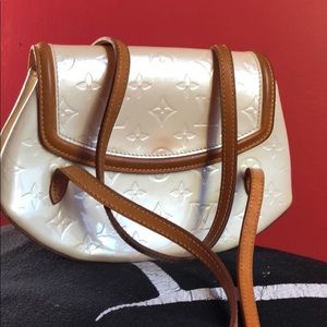 Authentic LOUIS VUITTON vernis white shoulder bag